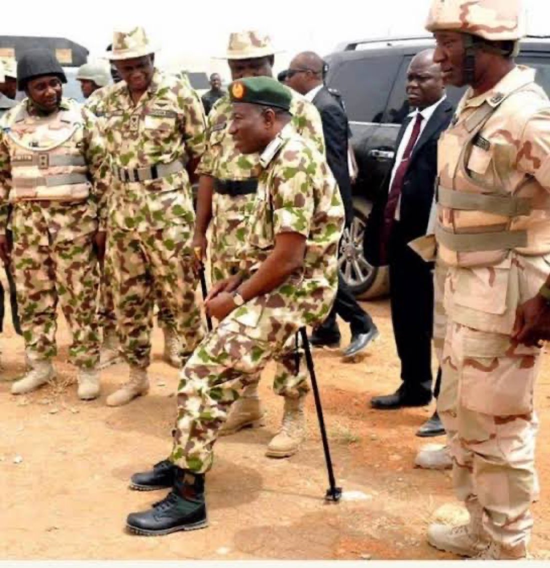 Zenga1974's tweet photo. @TheBeninBlogger JSYK, GEJ wore khaki https://t.co/1JsYJCjIIz