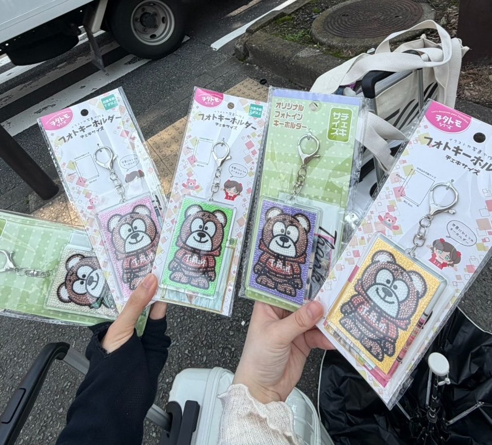 sofkmt_55's tweet photo. 横アリ近くの横断歩道で声をかけていただきTAMちゃんの素敵なストラップを頂きました♡
本当にありがとうございました！バッグに付けてます✨️
 #timelesz  #MOMENTUM 
横浜アリーナ 6/30 https://t.co/k3TiKRm5Ru