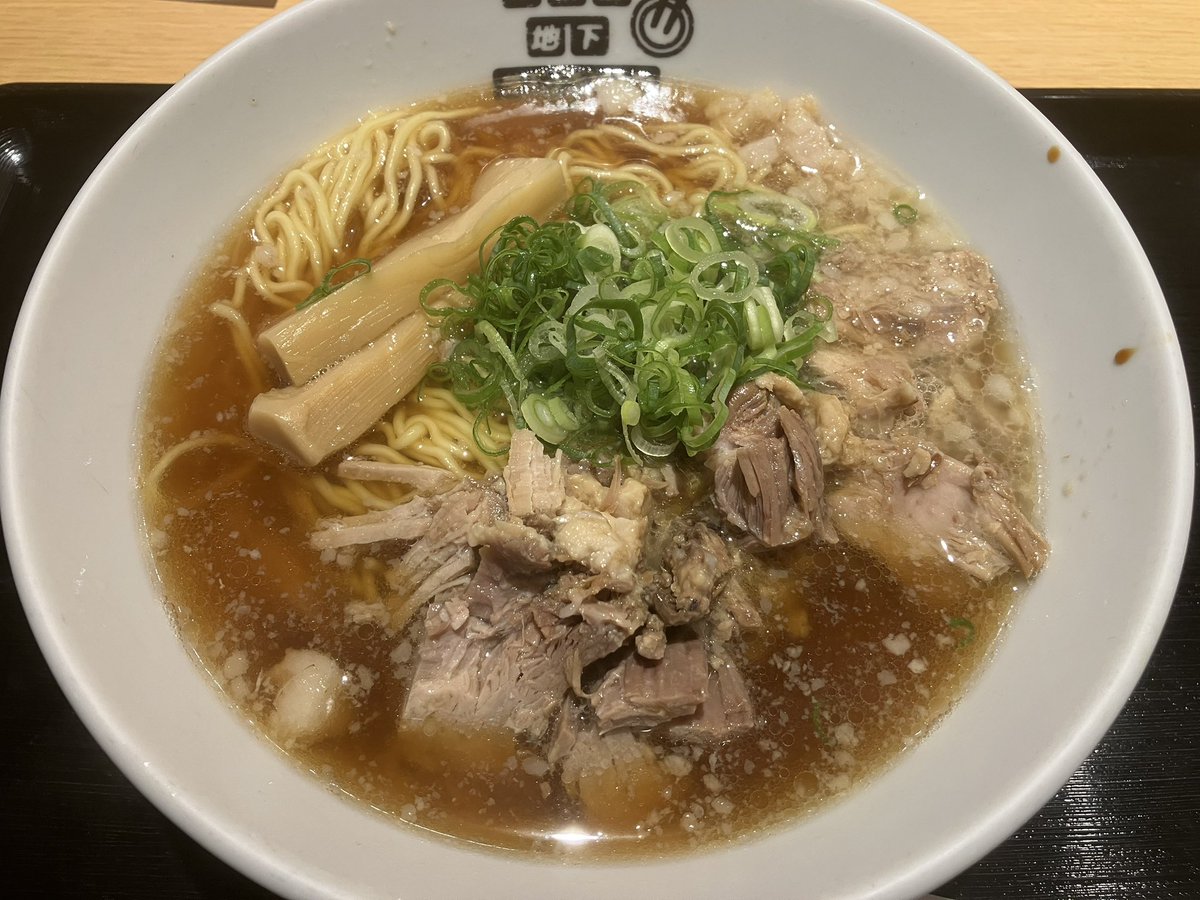 tmge9's tweet photo. ロンちゃんの食べたい肉そばを食べに#新宿地下ラーメン来たでー
ロンちゃんずっとニコニコしてたし一緒に写真撮ってくれるし接客最高やった！
ほんで肉そばめちゃくちゃ美味かったで！
#好き好きロンちゃん https://t.co/1789F7E5rf