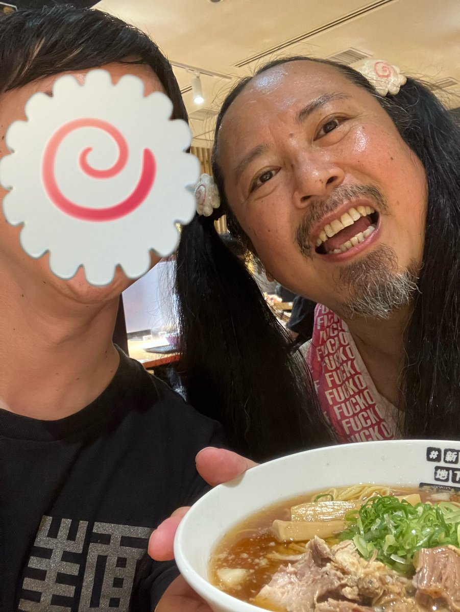 tmge9's tweet photo. ロンちゃんの食べたい肉そばを食べに#新宿地下ラーメン来たでー
ロンちゃんずっとニコニコしてたし一緒に写真撮ってくれるし接客最高やった！
ほんで肉そばめちゃくちゃ美味かったで！
#好き好きロンちゃん https://t.co/1789F7E5rf