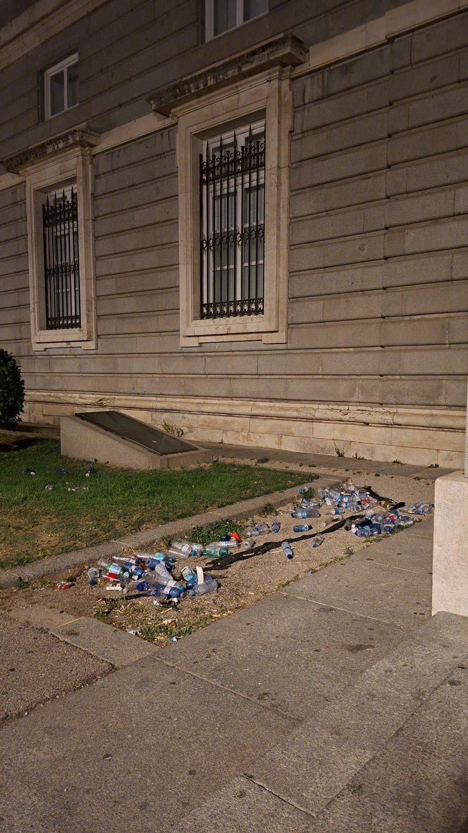 Fuoriditessta's tweet photo. Quería avisar (por si se os ha pasado) de que está la ciudad minada de basura y que da bastante pena ver Madrid así, no sé qué opináis vosotros... @MADRID @AlmeidaPP_ https://t.co/fnUypdzLoY