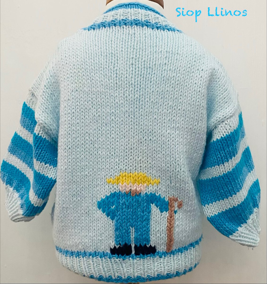 SiopLlinos's tweet photo. 👶🧶Cardigan lliwgar I Fachgen bach wedi Gweu â Llaw.
            🧑‍🌾🚜🐓3-6  Mis  /  Months🐓🚜🧑‍🌾
Colourful Baby boys cardigan hand knitted in 100%  cotton.🧶👶
#Caernarfon #Gwynedd #Handknitted #BabyKnits #KnittedBabyClothes https://t.co/9KbZyqpxx6
