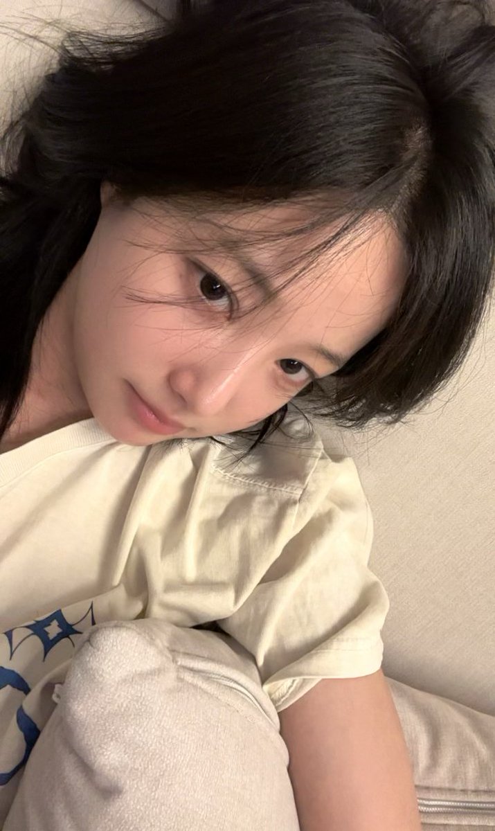 yeonwookini121's tweet photo. 뭘 엄청 바르고 보정한 쌩얼(?)... 근데 이것도 넘 이뿌다ㅠ
#연우 #이다빈 #Yeonwoo #Leedabin #Chloelxxlxx #ヨヌ https://t.co/c6Wo0MukgF