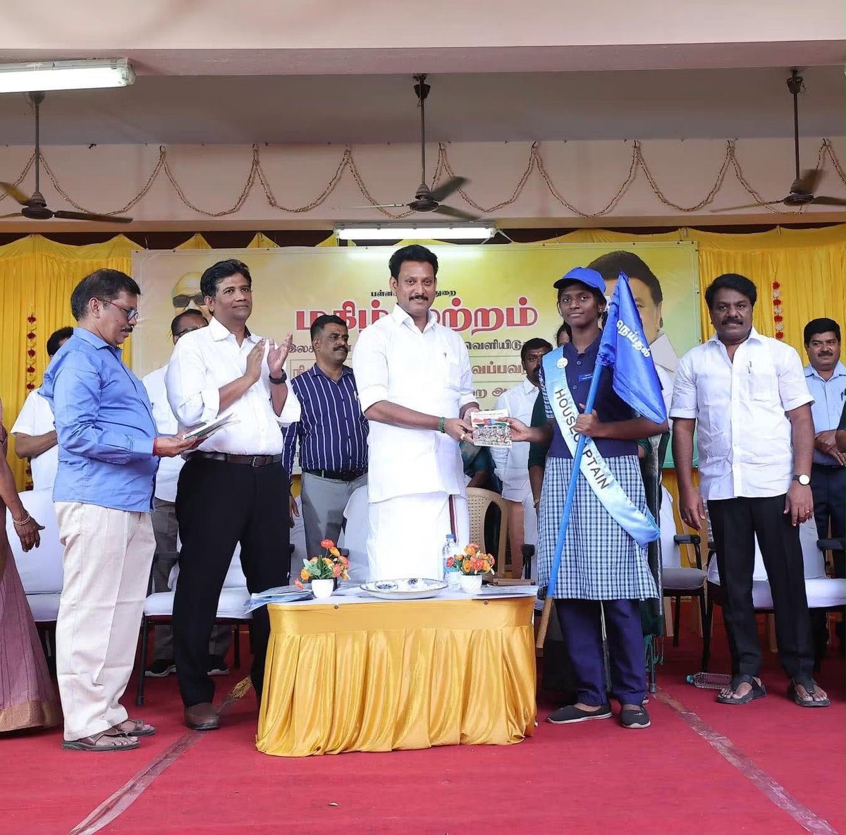 Anbil_Mahesh's tweet photo. நம்முடைய அரசுப்பள்ளி மாணவர்களிடையே குழுவாக இயங்குவதன் அவசியத்தையும், ஜனநாயக நடைமுறைகளையும், தலைமைத்துவ பண்புகளையும் கற்றுக் கொடுக்கும் நோக்கில் 2024-2025ஆம் கல்வியாண்டில் #திராவிட_மாடல் அரசால் “மகிழ் முற்றம்” திட்டம் தொடங்கப்பட்டது.

அதனை தொடர்ந்து சிறப்பாக செயல்படுத்துவதன் மூலம் கற்றல் திறன் மேம்பாடு மட்டுமின்றி, மாணவச் செல்வங்களின் ஒட்டுமொத்த வளர்ச்சி உறுதிசெய்யப்படும்.

மாணவச் செல்வங்களுக்கு வாழ்த்துகள் ✨💐