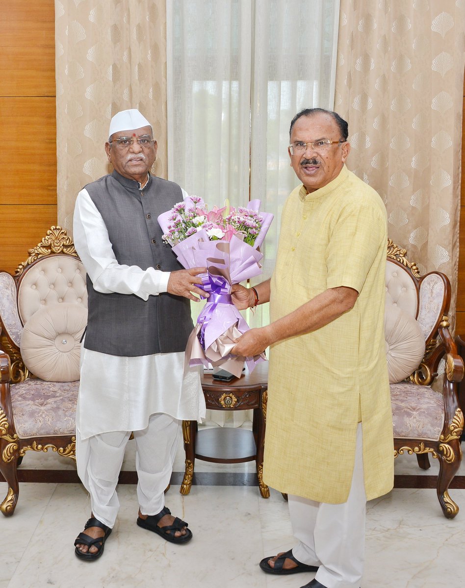 VasudevDevnani's tweet photo. आज लोकभवन में राजस्थान के माननीय राज्यपाल श्री हरिभाऊ किसनराव बागड़े जी से शिष्टाचार भेंट कर आत्मीय संवाद किया।

इस अवसर पर उन्हें 'ब्रेवहार्ट सावरकर' पुस्तक भेंट कर उनका अभिनंदन किया। लोकतांत्रिक संस्थाओं की गरिमा, संवैधानिक मूल्यों के संरक्षण, सुशासन एवं जनकल्याण से जुड़े समसामयिक विषयों पर सार्थक विचार-विमर्श हुआ।

लोकतंत्र को सशक्त बनाने के लिए निरंतर संवाद, सकारात्मक समन्वय और जनसेवा के प्रति प्रतिबद्धता हमारी सर्वोच्च प्राथमिकता है।

#RajAssemblySpeaker
@BagadeHaribhau