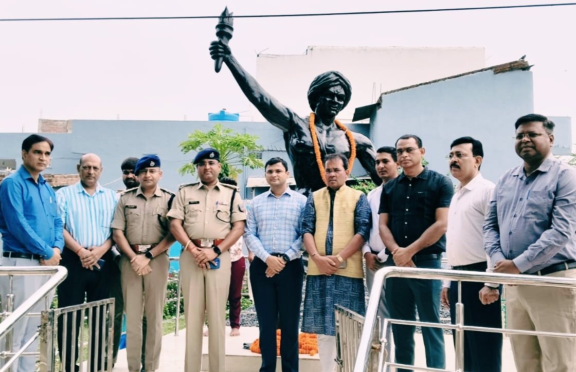 bnoraonjas's tweet photo. गोड्डा @ आज पुलिस अधीक्षक एवं उप विकास आयुक्त की अगुवाई में भगवान बिरसा मुंडा एवं हूल महानायक सिदो-कान्हू के प्रतिमा पर माल्यार्पण किया गया । https://t.co/hGnu72BFnb