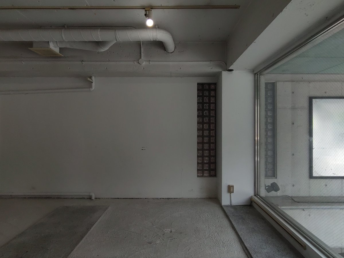 KAWABATAchannel's tweet photo. 【Property Search】
ワンスアゲイン。

このビルが建ったのはバブル真っ只中の1989年、平成元年。

過去には、このビルでオーナー自ら、長年店をやられており、僕もその印象が強いビル。

その後、幾度か賃貸されていたそうなのだけれど、なぜか、僕の記憶は当時のまま。

華やかに輝いて見えていた頃の記憶が強いのか？

築後37年が経つ。
もう37年？まだ37年？

もう一花咲かせられる？
まだまだ、ピークはこれからなの？

物件訪問時にオーナーさんと少し話をしたのです。
その時に仰っていた事を少し。

「もう、賃貸を引退しても良いかなと思っていたのですが、でも、孫がやる気を出していて、もうちょっと頑張ってみようかと思いまして。」

ああ、びっくりしたぜ。ビルが話したのかと思ったぜ。

そうそう、少し前にそのお孫さんがここでイベントを開催されていて、未来の可能性を感じた。

もう一度、時代の最前線へ。
ワンスアゲイン、時代の最前線へ。

そんじょそこらの若造にはない築37年の貫禄があります。
そして、一朝一夕にはまとえない、月日を重ねてきた者だけがまとえるオーラがあります。

なんだろうな。ちゃんと、その時代の空気をまとい生きてきた感じ。

人間だって同じでしょ？

勝負は30代に入ってからとか、30代、40代になって、味が出てくるとか出てこないとか。それって、それまでの生きざまがモノを言うのです。

20代だろうが、30代だろうが、40代だろうが、50代だろうが、以降ずっと続くけど、その人の生きてきた時代の空気がにじみ出てて、格好良い人は格好良いのだよ。

ビルやマンション、建物だって、同じなのです。
ちゃんと生み出され、ちゃんと愛されながら使い続けれてもらえれば、その生きてきた時代の空気を纏い、味が出てくるのです。

築後、30年、40年を越える建物たち。

これからはそんな建物たちと一緒に輝きたいな。

うん、時代に合わせて、何度もその表情を変え、何度も役目を終えてきた建物たちが、また輝ける日が来ると良い。

約172.73㎡、275,000円(内税10%、25,000円)(1,2F)／約90.73㎡、165,000円(内税10%、15,000円)(1F)／約82.00㎡、165,000円(内税10%、15,000円)(2F)

▼詳細はコチラ
https://t.co/F09gSKSslu

#RENT #ビル #テナント #カフェ #バー ＃RC #コンクリート #コンクリート打ちっ放し #飲食店 #オフィス #ギャラリー #アトリエ #左京区 #浄土寺 #京都 #KAWABATAchannel