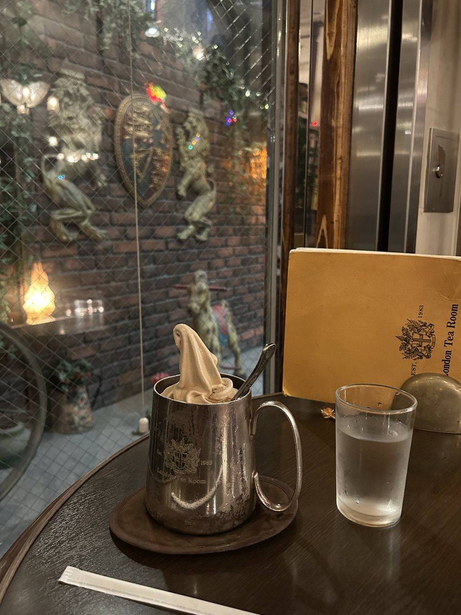venus_wagon's tweet photo. 6月最終日。
事務仕事締めて、来月の準備📑
エネルギーチャージが必要( ˶•̀֊•́ ˶)و
なので、ロンドンティールームでロイヤルクリームティーフロート🫧🫖🍦
また来月も頑張れそう( *¯ ꒳¯*)💖
 #ロンドンティールーム https://t.co/v2HGctv3WM