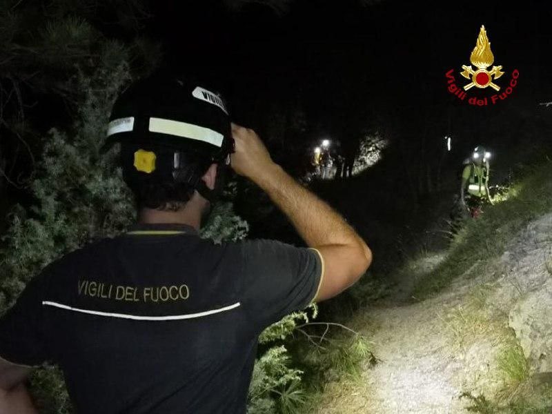 vigilidelfuoco's tweet photo. Individuato e soccorso in una zona impervia da #vigilidelfuoco e @cnsas_official, dopo più di 40 ore di ricerca: si conclude positivamente l’intervento a Bagno di Romagna, trovato sano e salvo nella notte l'uomo disperso da domenica a Pietrapazza

#ForlìCesena #30giugno https://t.co/ZquXTDTYV7