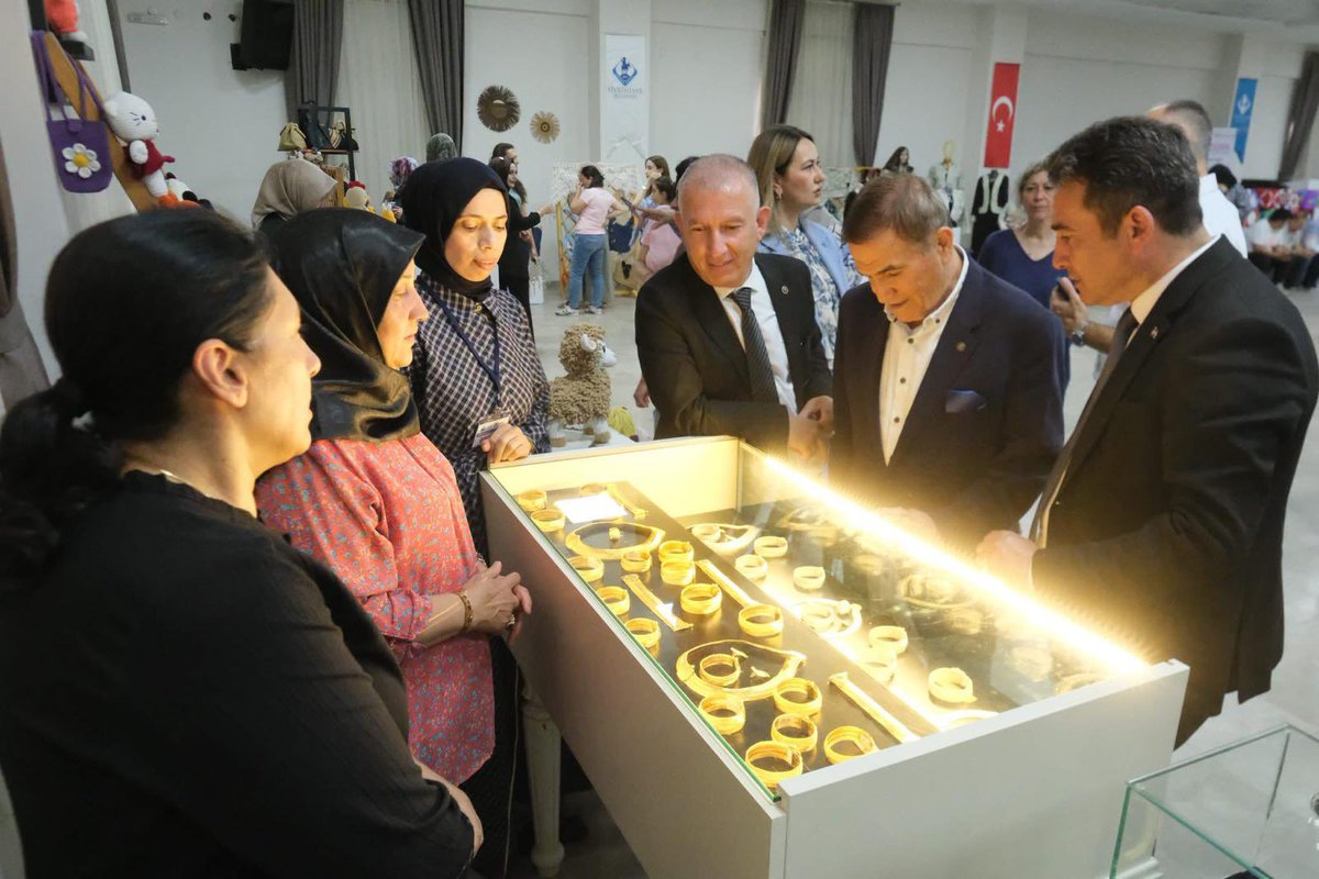 eskisehirbb's tweet photo. ESMEK’in 25. yılına özel, “2026 Eskişehir Yılı” temasıyla hazırlanan Yansımalar Sergisi, kent merkezinin ardından Çifteler, Sivrihisar, Mihalgazi ve Sarıcakaya’da da vatandaşlarımızla buluştu.

Kursiyerlerimizin el emeği ve göz nuru eserlerinden oluşan sergi, ilçelerimizde büyük ilgi görürken kadınların üretim gücünü ve yaratıcılığını da görünür kılıyor.

📍 Sergimizin son durağı:
Beylikova Belediye Binası
🗓️ 2 Temmuz Çarşamba
🕐 13.00

Tüm sanatseverleri sergimize bekliyoruz. 💙

#2026EskişehirYılı