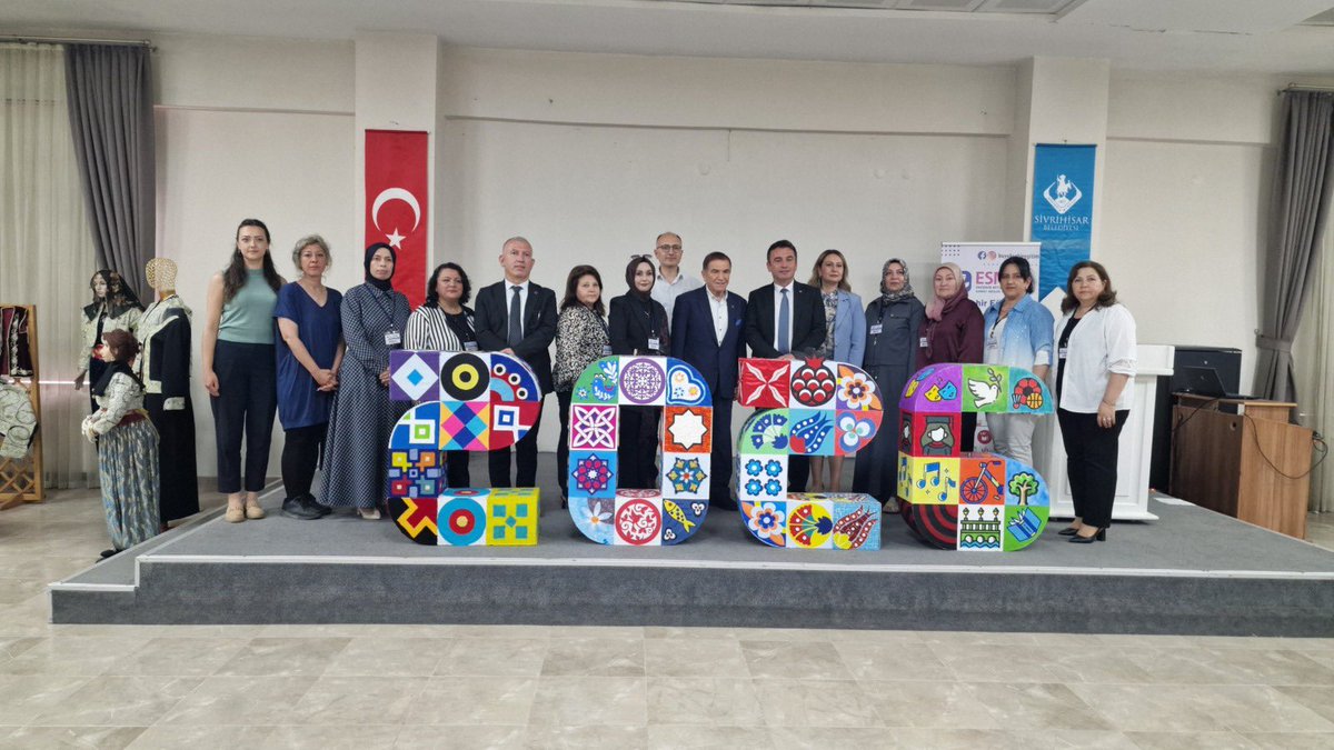 eskisehirbb's tweet photo. ESMEK’in 25. yılına özel, “2026 Eskişehir Yılı” temasıyla hazırlanan Yansımalar Sergisi, kent merkezinin ardından Çifteler, Sivrihisar, Mihalgazi ve Sarıcakaya’da da vatandaşlarımızla buluştu.

Kursiyerlerimizin el emeği ve göz nuru eserlerinden oluşan sergi, ilçelerimizde büyük ilgi görürken kadınların üretim gücünü ve yaratıcılığını da görünür kılıyor.

📍 Sergimizin son durağı:
Beylikova Belediye Binası
🗓️ 2 Temmuz Çarşamba
🕐 13.00

Tüm sanatseverleri sergimize bekliyoruz. 💙

#2026EskişehirYılı
