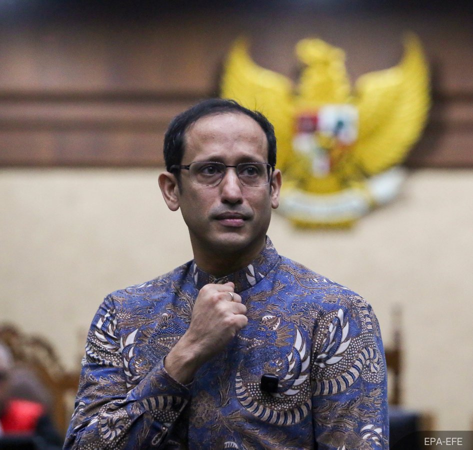 NewsBFM's tweet photo. Gojek founder Nadiem Makarim was sentenced to 10 years in prison for corruption linked to a school laptop procurement programme during the Covid-19 pandemic.

The Jakarta Corruption Court found that he abused his authority as education minister by directing the Chromebook procurement policy to benefit certain parties.

🧵1