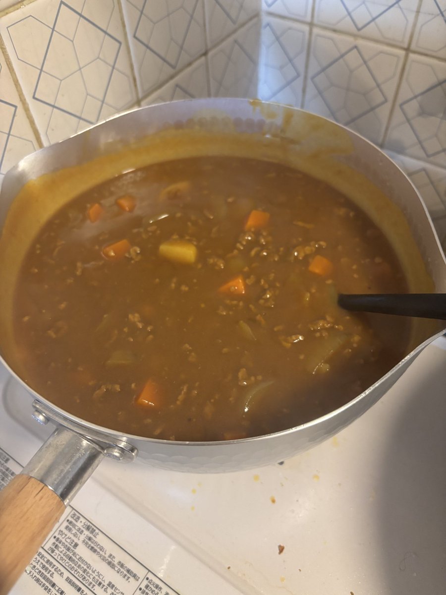 buoyantpath6806's tweet photo. 今日の夕食はカレー！雪平ナベで作るとうまそうに見える🍛 https://t.co/UzJ9mEr1ds