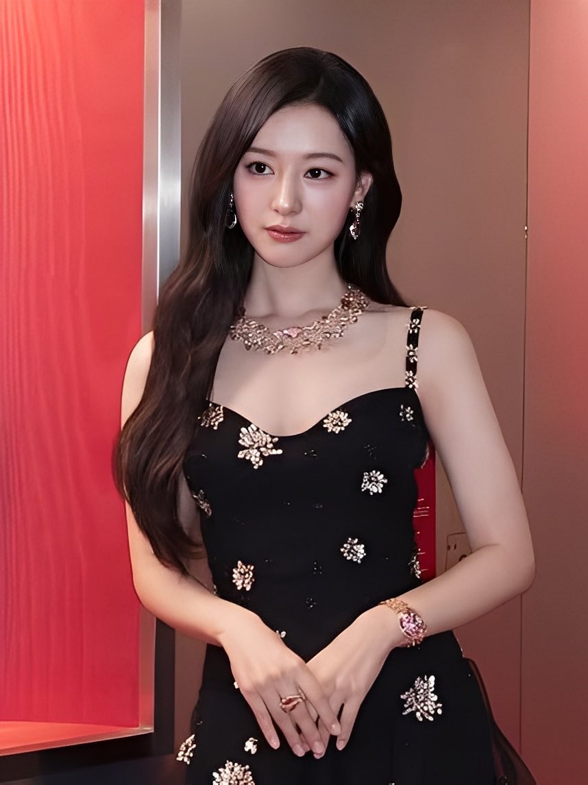 kittygwn's tweet photo. off duty look vs glam look https://t.co/h5NSEumV8j
