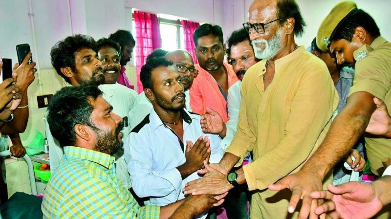 Mathankamaltuti's tweet photo. ஸ்டெர்லைட் துப்பாக்கி சூட்டில் வந்து பார்த்த ஒரே நடிகர் #Vijay மட்டும் தானா 

அவருக்கு முன்பே 
#KamalHaasan 
#RajiniKanth 
சென்று பார்த்த போது கோமால இருந்திங்களா #வைகோ https://t.co/XaA12z3gm0