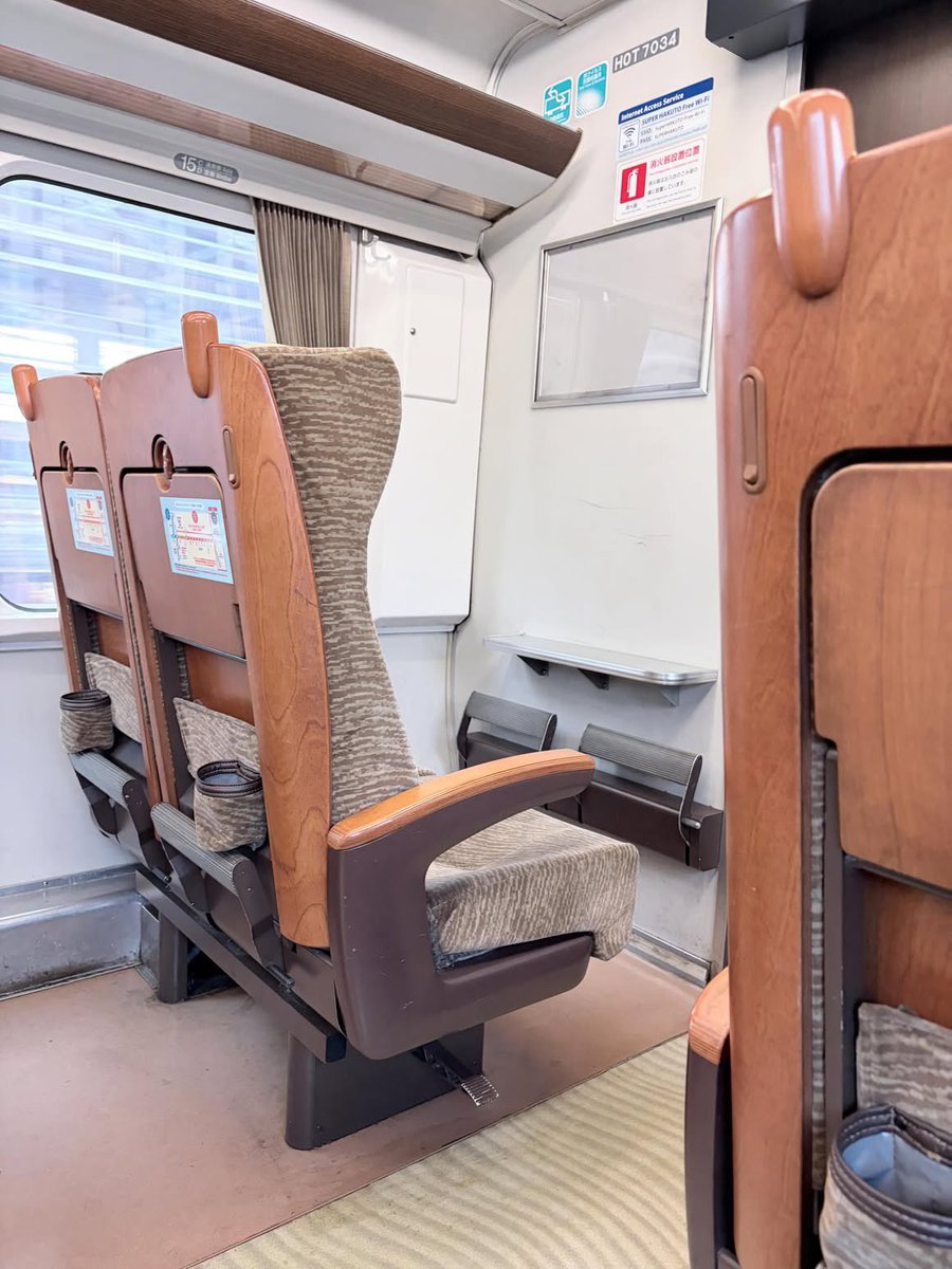 null_69_dp's tweet photo. 鉄道オタク、鉄道マニアの人でもこの座席で何の車両かはわからない https://t.co/k1fBdEp2gM