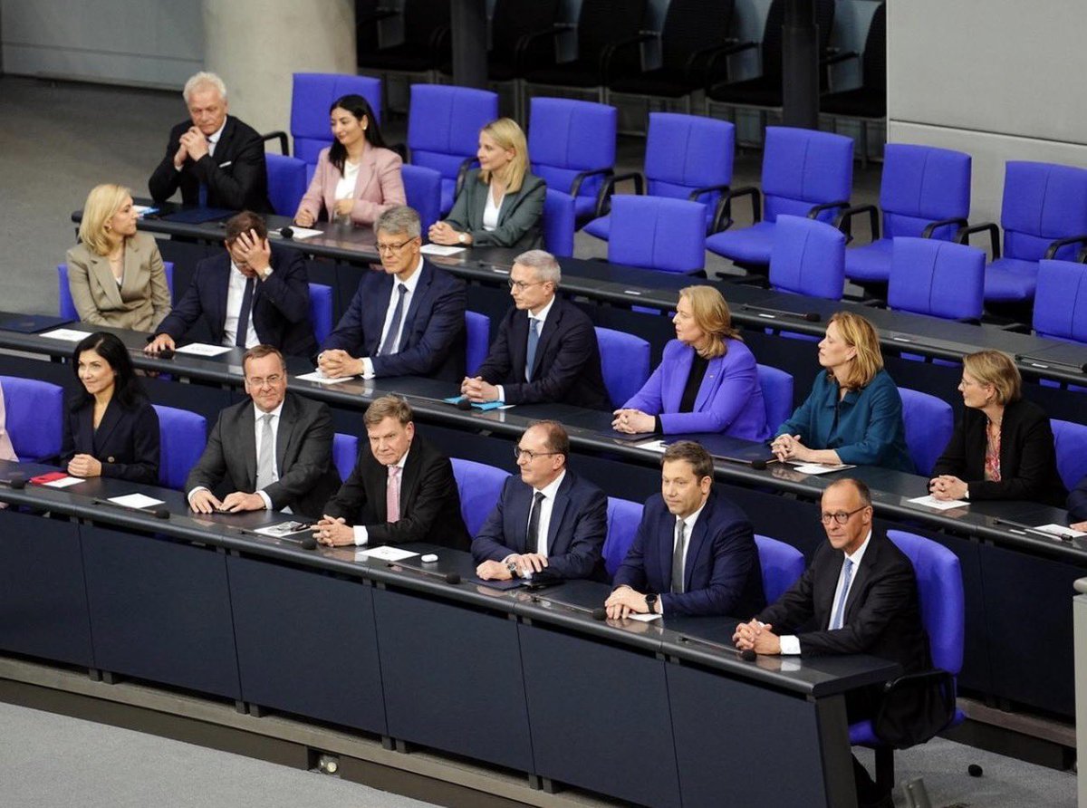 Bundeskanz50246's tweet photo. @Steinhoefel @Eirene12345 @bundeskanzler Sie sehen links: überbezahlte Versager.

Sie sehen rechts: überbezahlte Versager https://t.co/DgwUYZDfJz