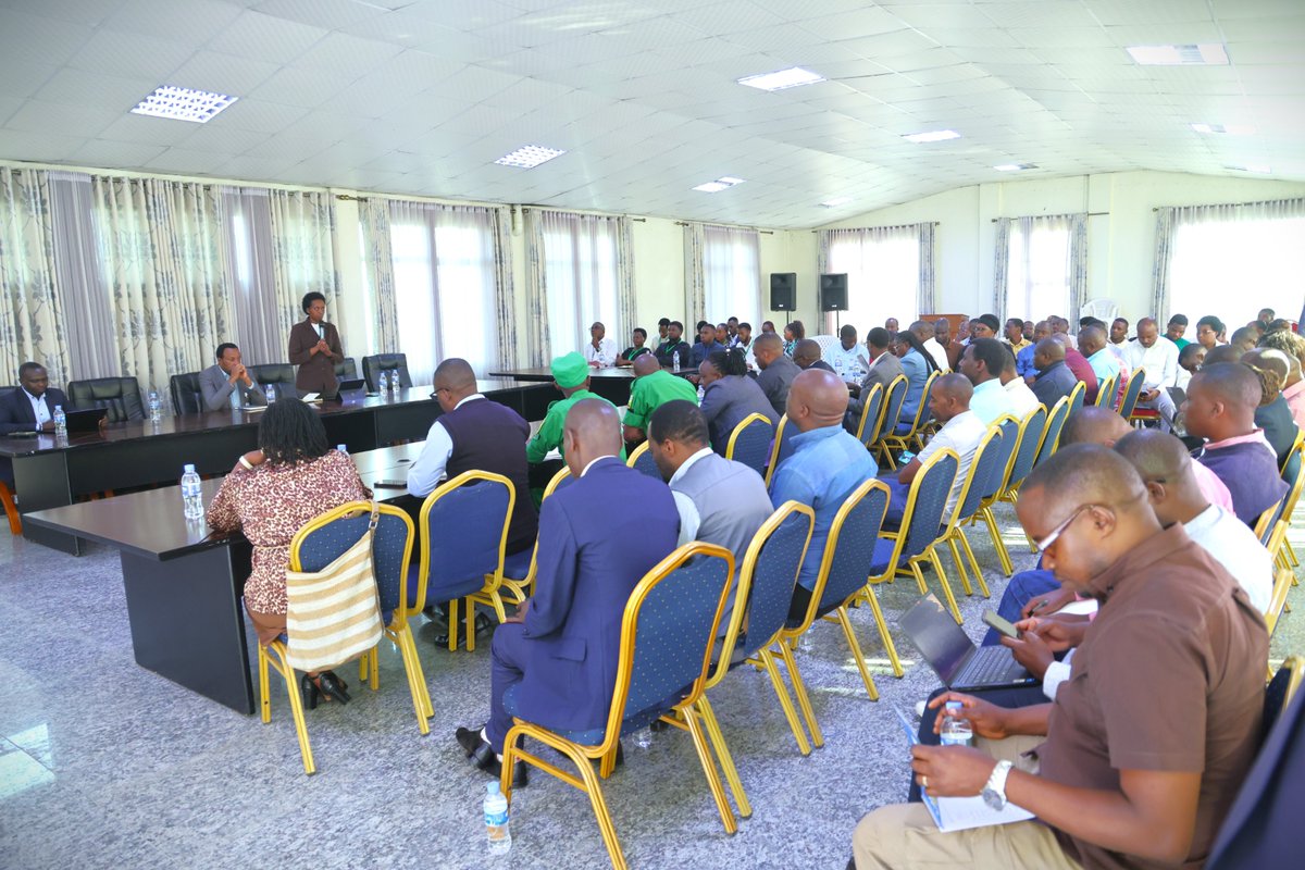 RutsiroDistrict's tweet photo. #Rutsiro: Meya Madamu @dative_kayitesi, ari kumwe n’abakozi b’Akarere ku rwego rw’Akarere yakiriye itsinda ry’abakozi ba @statisticsRW bayobowe na Bwana Mudenge Modeste baje mu isuzuma ry’imihigo y’Akarere risoza umwaka 2025-2026. Akarere gafite imihigo 125. 1/2 @RwandaLocalGov https://t.co/Ltrf24ht93