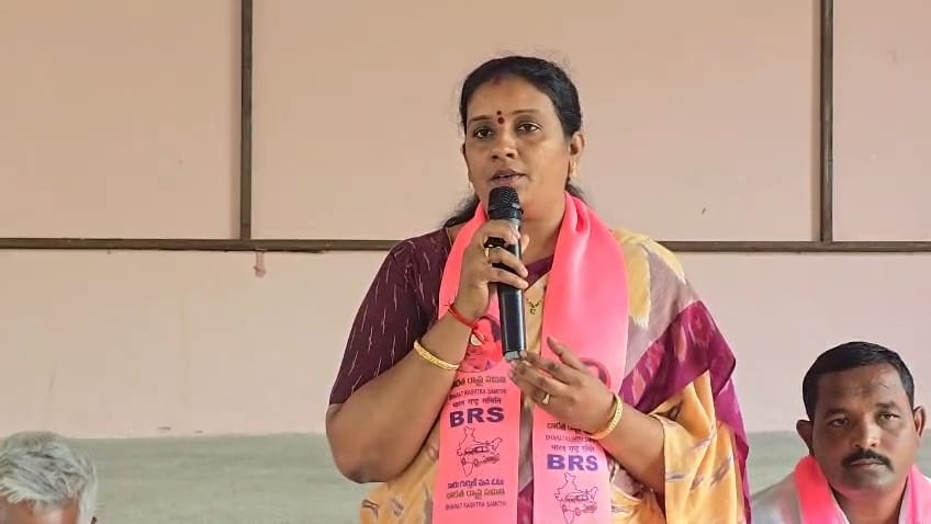 DVS_BRS's tweet photo. జగిత్యాల జిల్లా కేంద్రంలోని బి.ఆర్.ఎస్ పార్టీ కార్యాలయంలో స్పెషల్ ఇంటెన్సివ్ రివిజన్ పై బీఆర్ఎస్ పార్టీ రాష్ట్ర ప్రధాన కార్యదర్శి, మాజీ మంత్రి వర్యులు టి జీవన్ రెడ్డి, జిల్లా పరిషత్ తొలి మాజీ చైర్ పర్సన్ దావ వసంత సురేష్ బీ ఆర్ ఎస్ పార్టీ నాయకులు, కార్యకర్తలకు అవగాహన కల్పించారు. https://t.co/RhysTxdF49