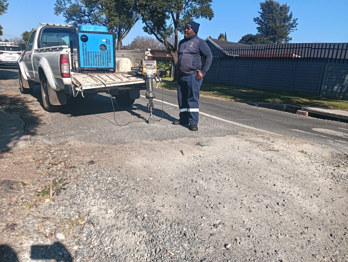 City_Ekurhuleni's tweet photo. Amid todayโs peaceful protest, the city's officials are continuing with their day-to-day service delivery duties of road markings and potholes patching in the streets of #Brakpan. #CoEWorks https://t.co/LDEwq8TSOl