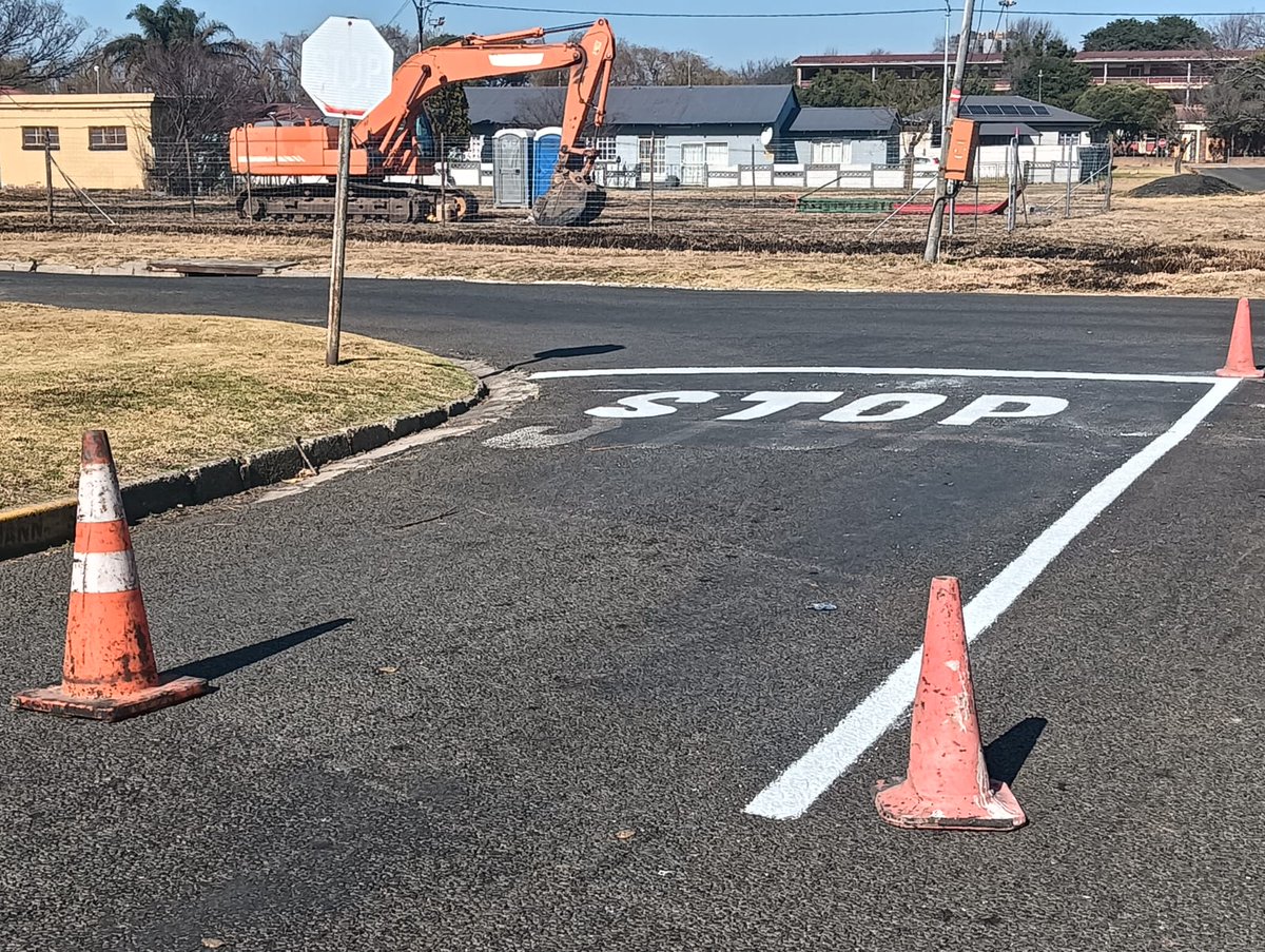 City_Ekurhuleni's tweet photo. Amid todayโs peaceful protest, the city's officials are continuing with their day-to-day service delivery duties of road markings and potholes patching in the streets of #Brakpan. #CoEWorks https://t.co/LDEwq8TSOl