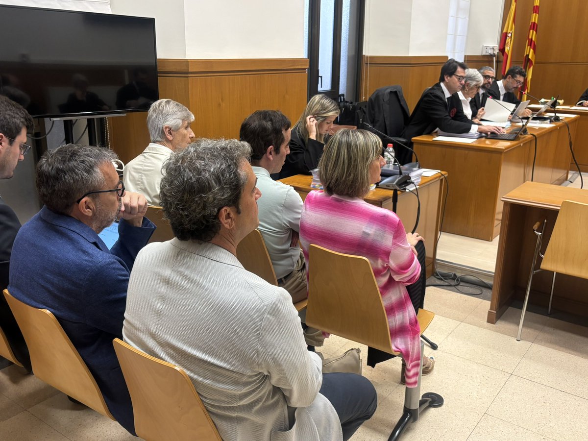 tsj_cat's tweet photo. Comença a la secció 6 #Audiència #Barcelona el judici a 5 acusats, que ostentaven diversos càrrecs públics en el moment dels fets, per un delicte de #prevaricació en relació al programa de vacunació a diversos cossos policials durant el #Covid19 https://t.co/TZst6RdbC5