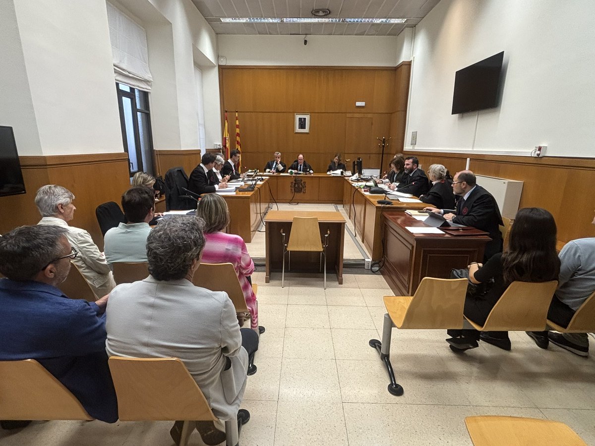 tsj_cat's tweet photo. Comença a la secció 6 #Audiència #Barcelona el judici a 5 acusats, que ostentaven diversos càrrecs públics en el moment dels fets, per un delicte de #prevaricació en relació al programa de vacunació a diversos cossos policials durant el #Covid19 https://t.co/TZst6RdbC5