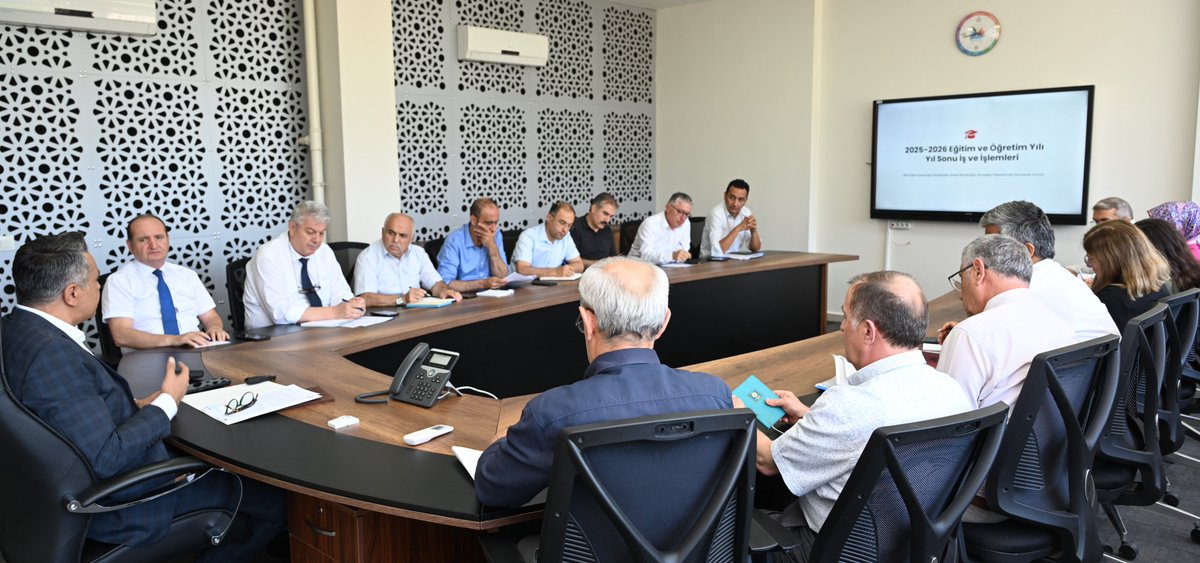 denizlimem's tweet photo. 2025-2026 Eğitim Öğretim Yılı Yıl Sonu İşlemleri Değerlendirme Toplantısı Gerçekleştirildi

İl Millî Eğitim Müdürümüz Emre Çalışkan başkanlığında, 2025-2026 eğitim öğretim yılı yıl sonu iş ve işlemlerinin değerlendirilmesine yönelik toplantı gerçekleştirildi.

Müdürlüğümüz müdür yardımcıları ile şube müdürlerinin katılımıyla düzenlenen toplantıda; eğitim öğretim yılının genel değerlendirmesi yapılarak yıl sonu iş ve işlemlerine ilişkin süreçler ele alındı. Toplantıda, yürütülen çalışmalar değerlendirilirken, birimlerin koordinasyon içerisinde süreci eksiksiz ve zamanında tamamlamasına yönelik planlamalar da gözden geçirildi.

@emre_caliskan 
@Yusuf__Tekin 
@tcmeb