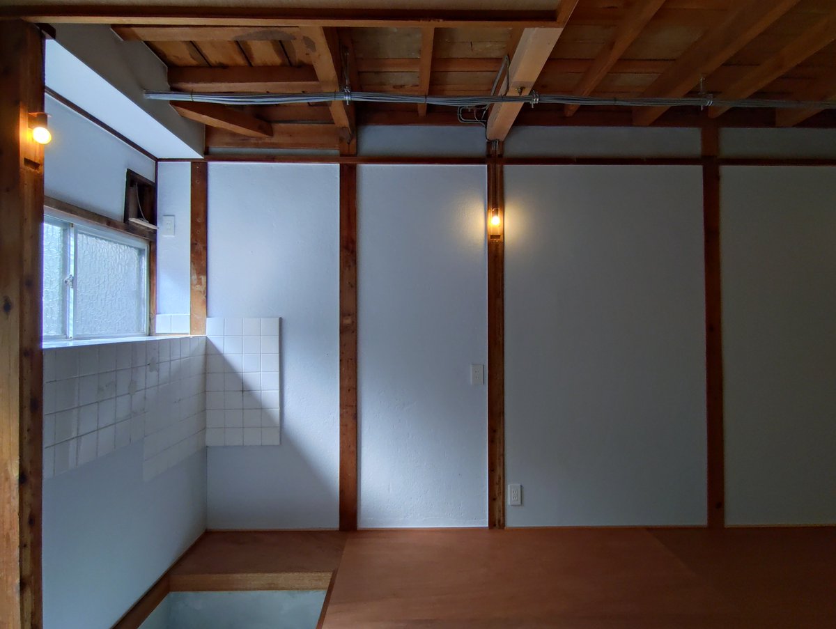 KAWABATAchannel's tweet photo. 【Property Search】
イズミシキブライトハウス。

ここでお会いするのは、お久しぶりですね。僕は元気です。

さてさて、今回はJR山陰本線花園駅近くの戸建リノベ物件のご紹介です。

この建物が建てられたのは1972年5月の事。

1970年代というと、 団塊の世代が20代後半〜30代になり、核家族化が進んだことで「持ち家」を求める需要が爆発し、団塊の世代に向けられた住宅供給全盛の時代。

そんな頃に建てられた建物。当然、役割は一旦終えています。

これからも、そんな建物たちが世の中に溢れていくのだろうな。

そうそう、照明はオリジナルなのです。ここのために生み出されました。

ああ、照明に拘ったから、タイトルがライト？ハウス？

ライトに拘ったから、ライトっていうのもあるけど、そもそも、ライトハウスとは「灯台」という意味なのです。

ダブルミーニングだ。そこまでダブルか？はい。ちなみにイズミシキブはこの建物のある町名なのです。和泉式部町。

さっきも書いたけどさ、これから、団塊世代が汗水流して購入した、すなわち僕ら団塊Jr世代が育った家たちが世の中に溢れ出てくるのだよ。解体さえされなければね。

僕らの世代としては放っておけるわけないよね？僕らを育ててくれた家たち。

今の時代にもう一度、新たな価値を付けて、再生してあげないとだよ。

ちなみに、不動産には売買と賃貸と解体しか、今のところ行先はないわけだな。

じゃあ、僕は京都一ファンキーな賃貸担当大臣として、そんな建物たちのセカンドキャリアを開拓していくしかないよね。

何が言いたいかというと、この建物自体が1970年代に建てられた建物たち、ひいては、その所有者さんたちの、これからここに住まう方たちの希望の灯台になるというわけだ。

ええ、京都市の右京区太秦和泉式部町に希望の灯台が建ちましたとさ。

ああ、イズミシキ、ブライトハウスって読む人、一定数いるんだろうな。

90,000円、52.24㎡（1階28.75㎡、2階23.49㎡）

▼詳細はコチラ
https://t.co/t3a4cibtHy

#RENT #住宅 #住居 #戸建 #木造 #リノベーション #オフィス #オフィス兼住宅 #アトリエ #アトリエ兼住宅 #照明 #京都 #右京区 #太秦 #JR花園駅徒歩8分 #KAWABATAchannel