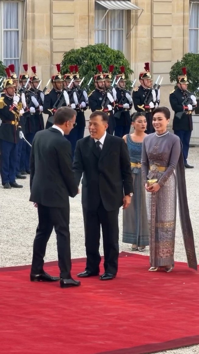 rwthofficial's tweet photo. 🇹🇭🇫🇷
#ในหลวง #พระราชินี พร้อมด้วย #เจ้าฟ้าสิริวัณณวรี ทรงร่วมพิธีพระราชทานเลี้ยงพระกระยาหารค่ำ ซึ่งปธน.เอ็มมานูเอล มาครง และนางบริจิตต์ มาครง ภริยา จัดถวายในโอกาสเสด็จฯเยือนอย่างเป็นทางการในฐานะอาคันตุกะ ณ ทำเนียบประธานาธิบดี พระราชวังเอลิเซ่ #ปารีส

Link: https://t.co/7jt891e5Er #ข่าวในพระราชสำนัก #ทรงพระเจริญ