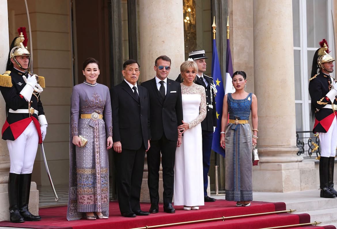 rwthofficial's tweet photo. 🇹🇭🇫🇷
#ในหลวง #พระราชินี พร้อมด้วย #เจ้าฟ้าสิริวัณณวรี ทรงร่วมพิธีพระราชทานเลี้ยงพระกระยาหารค่ำ ซึ่งปธน.เอ็มมานูเอล มาครง และนางบริจิตต์ มาครง ภริยา จัดถวายในโอกาสเสด็จฯเยือนอย่างเป็นทางการในฐานะอาคันตุกะ ณ ทำเนียบประธานาธิบดี พระราชวังเอลิเซ่ #ปารีส

Link: https://t.co/7jt891e5Er #ข่าวในพระราชสำนัก #ทรงพระเจริญ