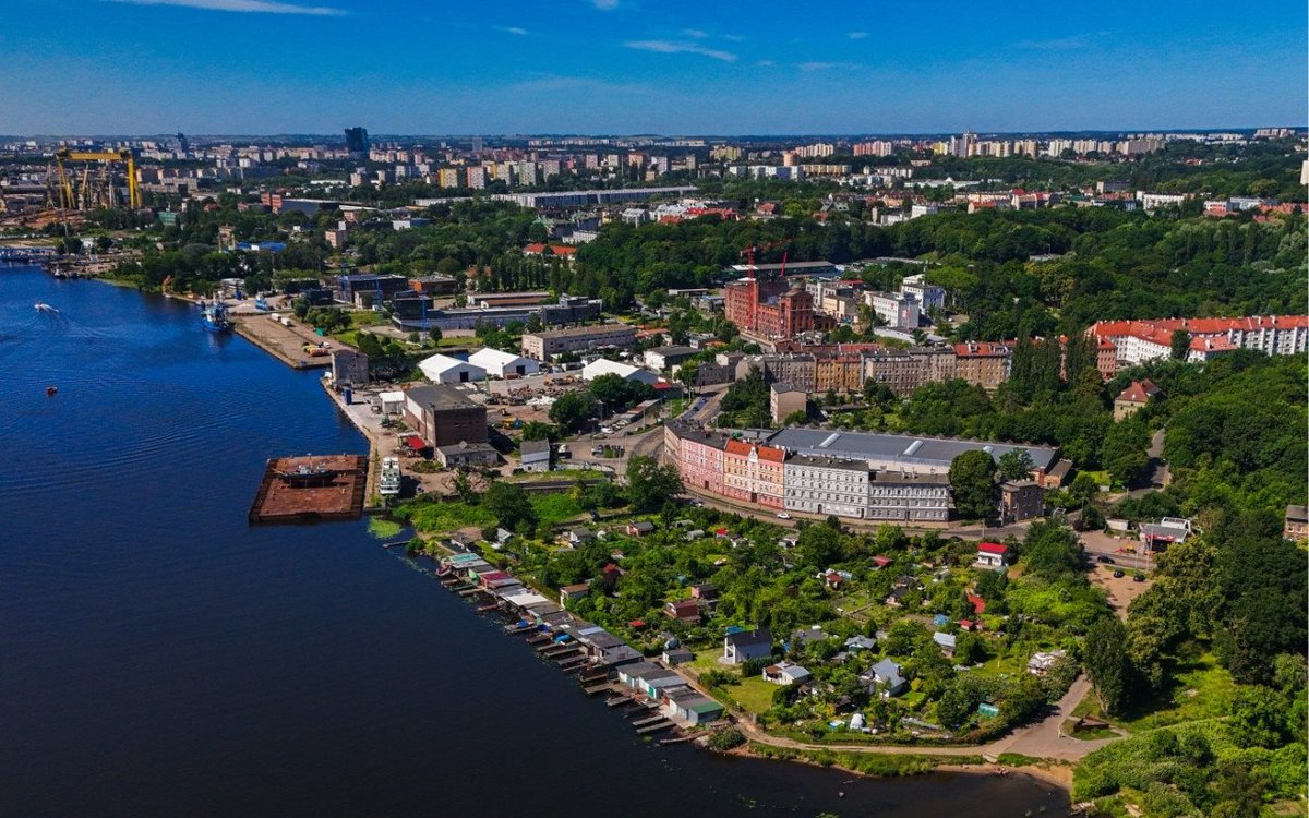 AlexMajewskiPol's tweet photo. 🌿 Nowe miejsce do wypoczynku nad Odrą w Szczecinie!

Szczecin planuje kolejną inwestycję, która odmieni przestrzeń nad rzeką. Przy ul. Grobla powstanie nowoczesny teren rekreacyjny o wartości 9,4 mln zł, oferujący mieszkańcom nowe miejsce do odpoczynku i aktywnego spędzania czasu.

W ramach inwestycji zaplanowano https://t.co/wgjuUYqQ6s.:
✅ nowe ścieżki spacerowe,
✅ strefy wypoczynku z małą architekturą,
✅ zieleń i nasadzenia,
✅ przestrzeń sprzyjającą rekreacji oraz spotkaniom mieszkańców.

To kolejny krok w kierunku lepszego wykorzystania terenów nad Odrą i tworzenia atrakcyjnych, ogólnodostępnych miejsc dla szczecinian oraz odwiedzających miasto.

💬 Co sądzicie o tej inwestycji? Czy takie miejsca są potrzebne w Szczecinie?

fot. Szczecińskie Inwestycje Miejskie