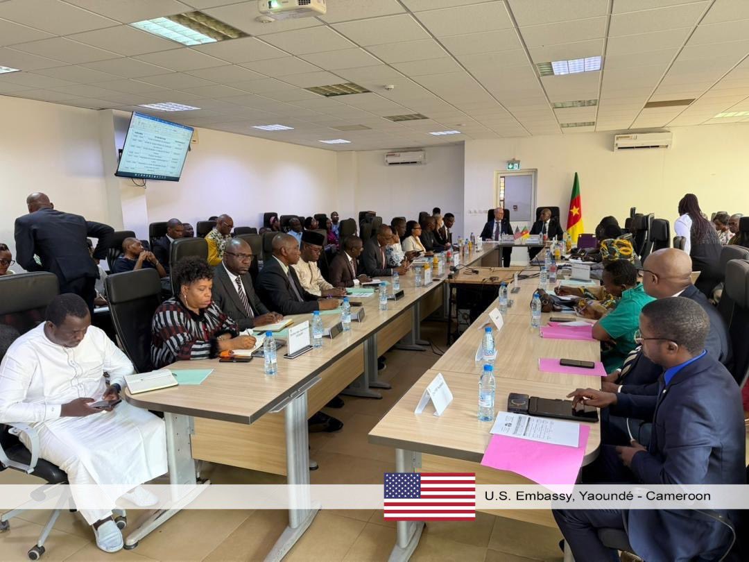 USEmbYaounde's tweet photo. Le Chargé d’Affaires a.i. des États-Unis, John G. Robinson a rencontré le Ministre de la Santé publique, Dr. Manaouda Malachie, ainsi que des partenaires clés du secteur de la santé au Centre des Opérations d’Urgence de Santé Publique à Messa, Yaoundé, afin d’évaluer la préparation du Cameroun face à Ebola.

Les discussions ont porté sur les progrès réalisés, les lacunes à combler, la coordination, ainsi que les ressources et l’appui technique nécessaires pour renforcer la préparation nationale.

La préparation face à Ebola permet d’assurer une détection rapide, l’isolement et le traitement des cas, tout en protégeant les communautés, en préservant les systèmes de santé et en réduisant le risque d’une perturbation régionale plus large.

Les États-Unis restent déterminés à soutenir les efforts du Cameroun pour renforcer la sécurité sanitaire et sauver des vies. 🇺🇸🫱🏼‍🫲🏾🇨🇲

#USinCameroon #HealthSecurity #EbolaPreparedness #GlobalHealth #PublicHealth #CDC 
@MinsanteCMR @CDCGlobal