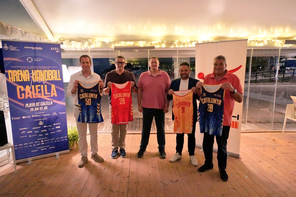 esportcat's tweet photo. El SG @abelgama77 assisteix a Calella al sopar oficial del Campionat d'Espanya de Seleccions Autonòmiques d'Handbol Platja🤾‍♂️

Una trobada que posa en valor el creixement d'aquesta disciplina i el compromís de federacions i esportistes per seguir impulsant-la arreu del país https://t.co/nZ7PDghWJg