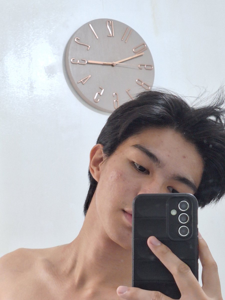 andr_aeii's tweet photo. kiss me on the neck? https://t.co/KgOgqosZU0