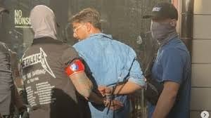 vivadestitution's tweet photo. Goh, kijk nu eens naar die foto. Gemaskerde types zonder uniform en identificatie die betogers in mekaar rammen en meesleuren. Misschien zou het helpen als de politie zich niet kleedt en gedraagt als een knokploeg? https://t.co/YpzmTqojpZ