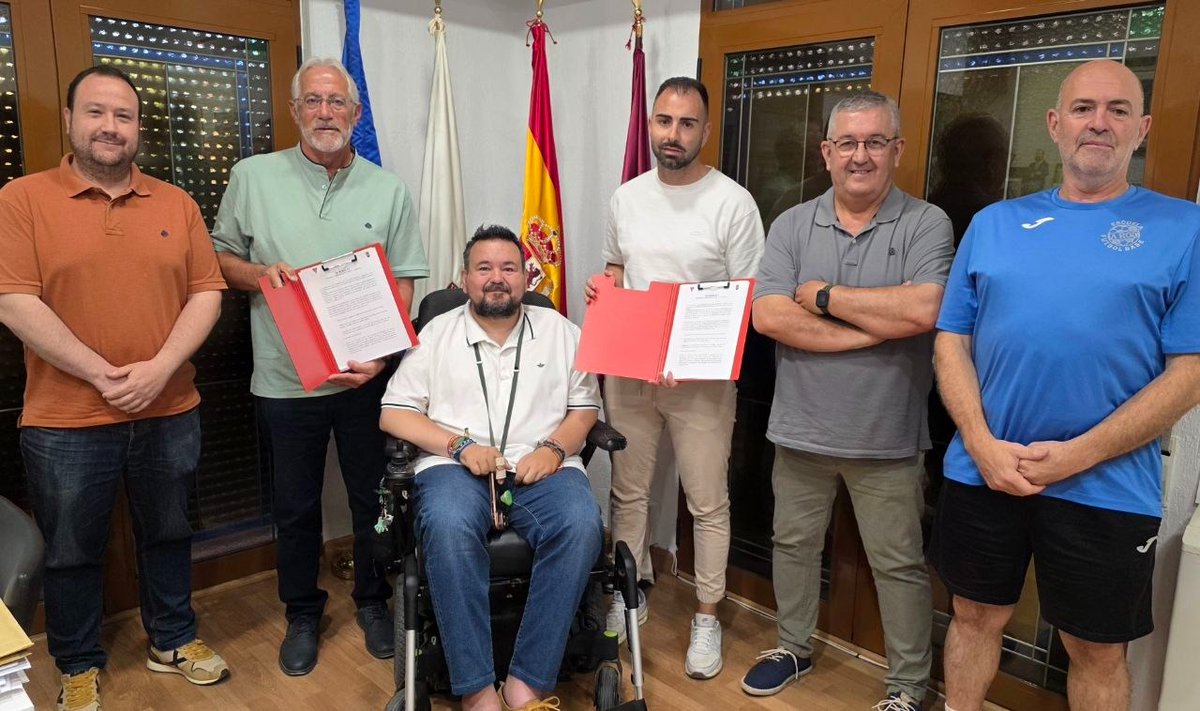 LaRodaCf's tweet photo. 🔴🔵 Nuevo Convenio entre La Roda CF y la Escuela de Fútbol Base de La Roda.
🤝 ¡El fútbol de La Roda caminará unido!
🏟️ La Roda CF y la Escuela de Fútbol Base unen fuerzas para crear un camino directo desde la cantera hasta el primer equipo.
#Larodaesdeporte https://t.co/dIA1F1hLzP