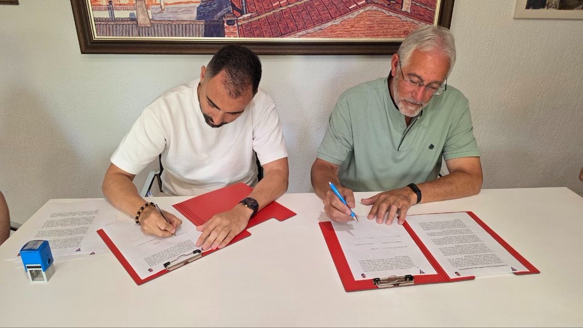 LaRodaCf's tweet photo. 🔴🔵 Nuevo Convenio entre La Roda CF y la Escuela de Fútbol Base de La Roda.
🤝 ¡El fútbol de La Roda caminará unido!
🏟️ La Roda CF y la Escuela de Fútbol Base unen fuerzas para crear un camino directo desde la cantera hasta el primer equipo.
#Larodaesdeporte https://t.co/dIA1F1hLzP