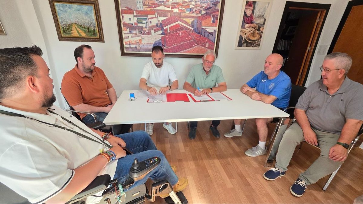 LaRodaCf's tweet photo. 🔴🔵 Nuevo Convenio entre La Roda CF y la Escuela de Fútbol Base de La Roda.
🤝 ¡El fútbol de La Roda caminará unido!
🏟️ La Roda CF y la Escuela de Fútbol Base unen fuerzas para crear un camino directo desde la cantera hasta el primer equipo.
#Larodaesdeporte https://t.co/dIA1F1hLzP