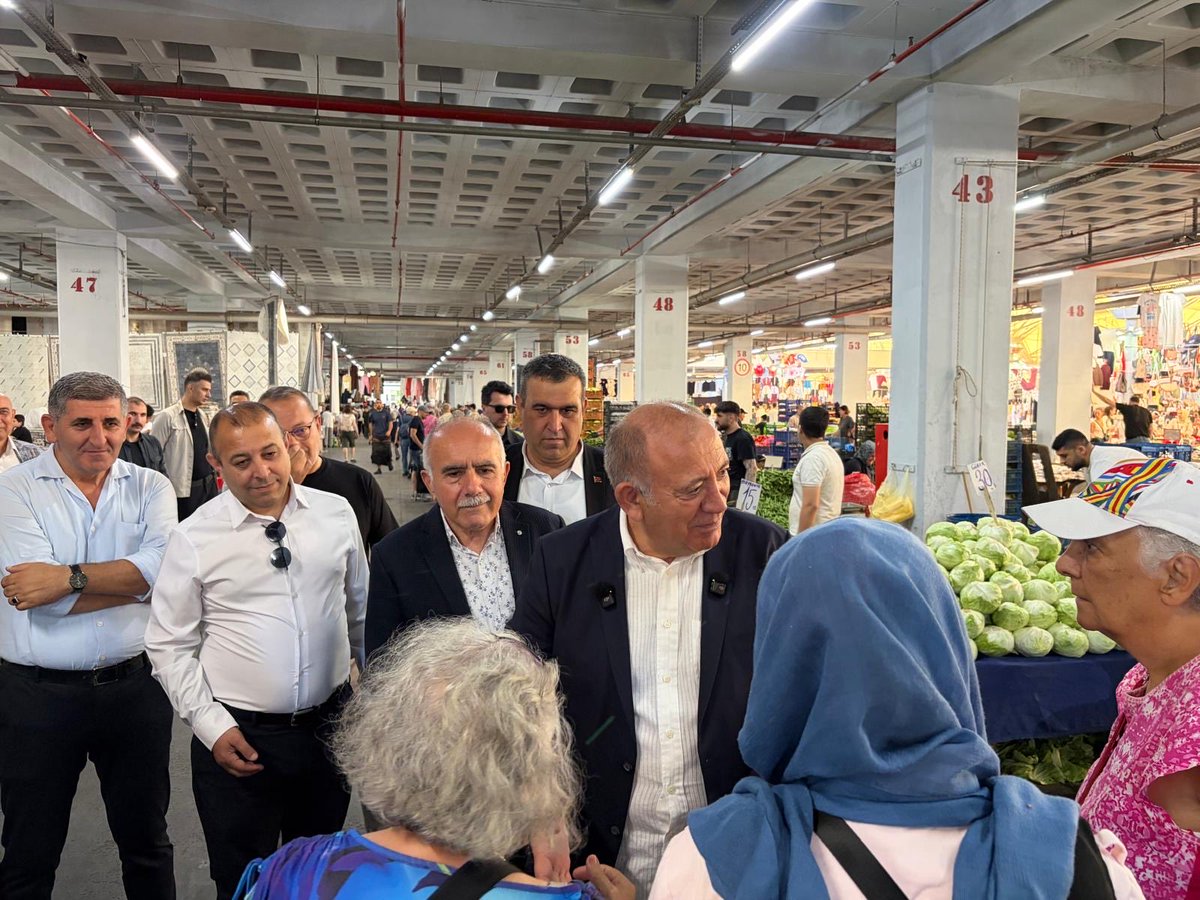 gurseltekin34's tweet photo. Bugün Salı Pazarı’ndaydık, vatandaşlarımızla bir araya geldik, dertlerini dinledik. Pazarda adeta yangın var. Zeytinin kilosu 670 TL olmuşsa, gerisini siz düşünün. Hayat pahalılığı her geçen gün vatandaşın belini daha da büküyor. Bu tabloyu değiştirmek hepimizin ortak sorumluluğudur.