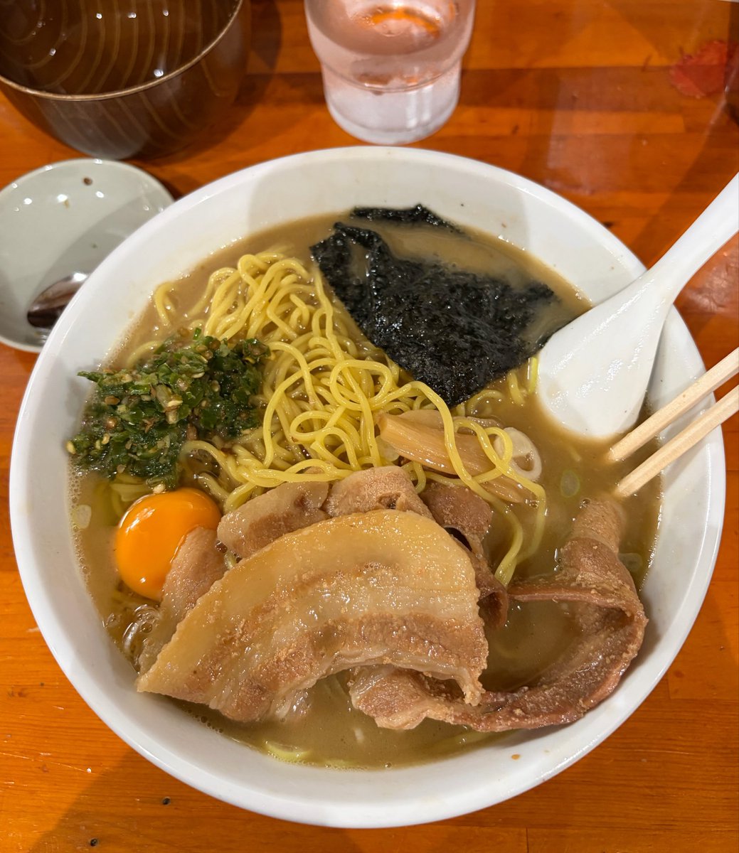 Yuta110Tokyo's tweet photo. 一条流がんこラーメン金町
純正100ラーメン/青唐がらし/メンバーカードつけ玉AZMS🫶
健康診断が終わり夜中のブラジル戦も終わり…昨日の覆麺智さんに続きがんこ欲が止まらないので金町の純正100ラーメンをいただきました🍜店外〜店内まで出汁の香りが漂いまくり🤣🤣
スープは勿論ですが麺も悪魔肉/チャーシューもめちゃめちゃ美味かったです🙌御馳走様でした🙇🏼‍♂️
#一条流がんこラーメン金町
