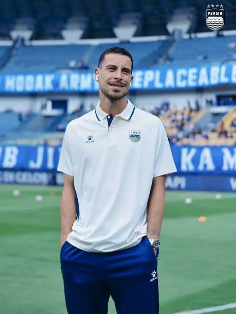 Persibpedia_'s tweet photo. Bung Harpa:" Sukses enggaknya sebuah tim didukung karena finance, kalo finance dia bisa sewa pelatih bagus bisa bayar gaji pemain hebat,  TIDAK TELAT  membuat mereka bisa maksimal, itu alasan kenapa PERSIB bisa konsisten di papan atas

YT: Indotravelsport https://t.co/Fp4nfr1qk0
