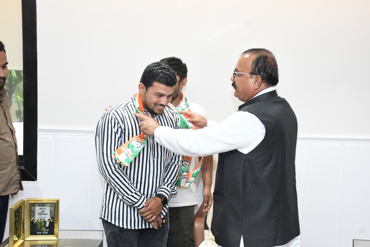 INCMaharashtra's tweet photo. NSUI चे प्रदेशाध्यक्ष सागर साळुंखे,पृथ्वीराज चव्हाण,अभिजीत मोरे,विश्वभूषण पाटील, आदित्य चंदनकर तसेच इतर सहकाऱ्यांनी काल विधानभवनासमोर TET पेपर फुटीला जबाबदार असणाऱ्या शिक्षणमंत्री दादा भूसे यांची गाडी अडवून जाब विचारला, व त्यांच्या राजीनाम्याची मागणी केली.

या यशस्वी आंदोलनानंतर आज मुंबई तील टिळक भवन येथे महाराष्ट्र प्रदेश कॉंग्रेस कमिटीचे अध्यक्ष श्री. हर्षवर्धन सपकाळ यांनी राहूल गांधी यांच्या या सर्व ‘बब्बर शेर’ कार्सकर्त्यांचा सत्कार केला.

@Maharashtransui 
@nsui