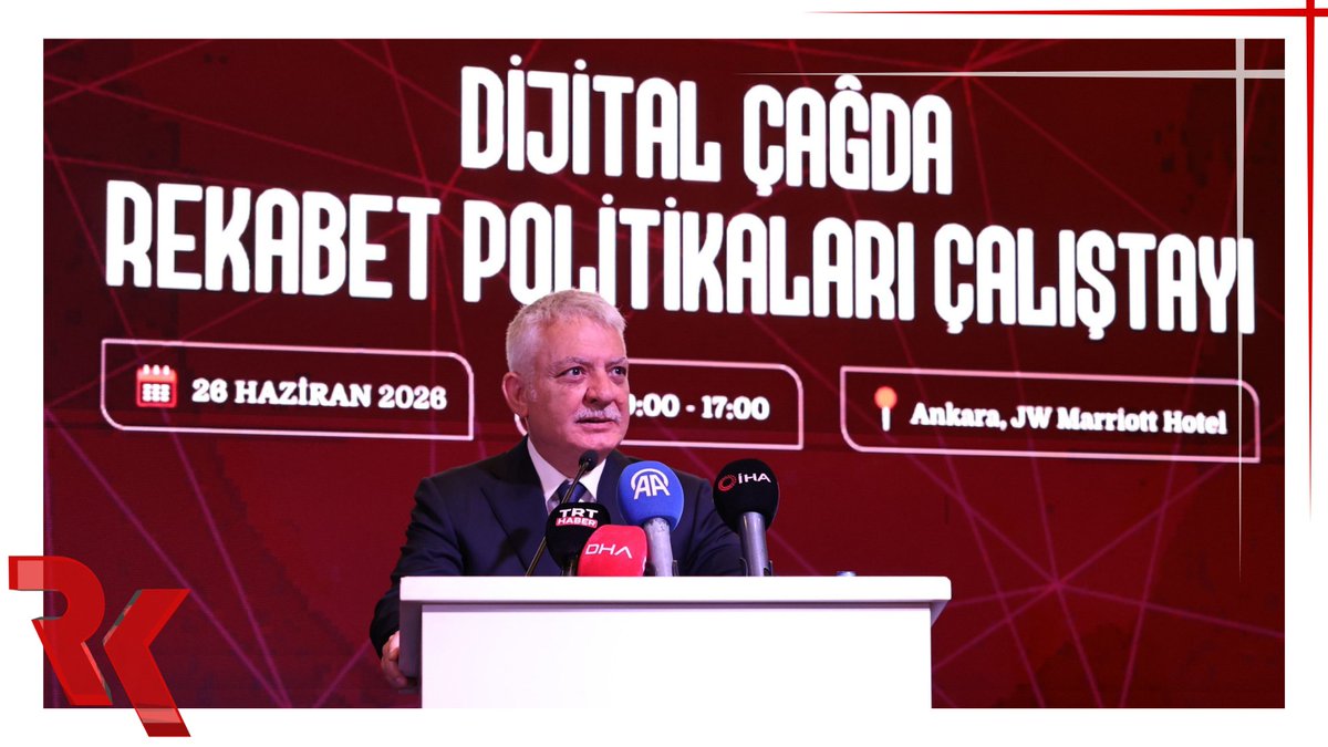 RekabetKurumu's tweet photo. Oyunun Kuralları Değişiyor mu? Küresel Devlere Yönelik Düzenleme ve Politikalar Ankara'da Masaya Yatırıldı!

Dijital dünyada kurallar yeniden yazılıyor! Çalıştayın en çok ses getiren bölümlerinden biri, Apple, Meta ve Yandex gibi küresel teknoloji devlerinin temsilcilerinin de katıldığı "Dijital Piyasalarda Düzenlemelerin Geleceği" oturumu oldu. Rekabet Kurumu Başkanı Birol Küle'nin "Ekonomik yapı ve rekabet dinamikleri köklü biçimde dönüşüyor" uyarısıyla açtığı vizyon, oturumun ana eksenini oluşturdu.

Öne Çıkan Tespitler:
Müdahale Zamanlaması: Teknoloji devlerine pazar bozucu hamleleri yaptıktan sonra ceza kesmek yerine, sorun çıkmadan kuralları koyan düzenlemelere geçiş artık bir zorunluluk olabilir mi? Her iki uygulamamanın olumlu ve olumsuz yönleri, etkileri ve etkinlikleri      derinlemesine tartışıldı.
Yeni Nesil Rekabet: Yapay zekâ ve büyük verinin,      pazara yeni girmek isteyen yerel girişimler için bir bariyer mi, yoksa fırsat mı olduğu sorusu masadaki en sıcak başlıktı.