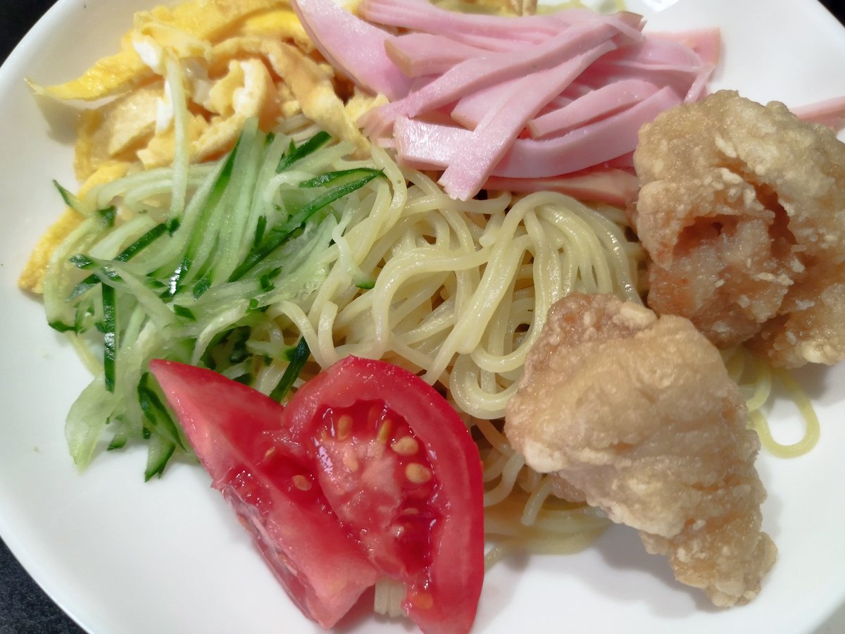 daddychann's tweet photo. 念願の中玉トマト凛々子さんを収穫〜♥そして約束通り冷やし中華です。胡瓜が苦手なちびっ子の為に細ーく細ーく😁今週は連勤で疲れ果てているので、あるものだけで(￣ー￣)
#KAGOMEさんからいただいたトマト苗 
#冷やし中華はじめました https://t.co/HooUG6FDxn