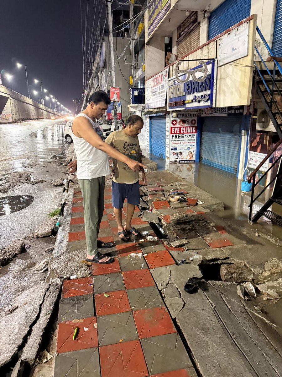 CongressAyaz's tweet photo. @ZC_SLP Request to visit Chandannagar Main Road besides Royal Bakery asir?
Nala problem, Rain water getting jammed due to internet cables,garbage disposal etc due to which the water enters nearby shops. https://t.co/iAKJM1C07M