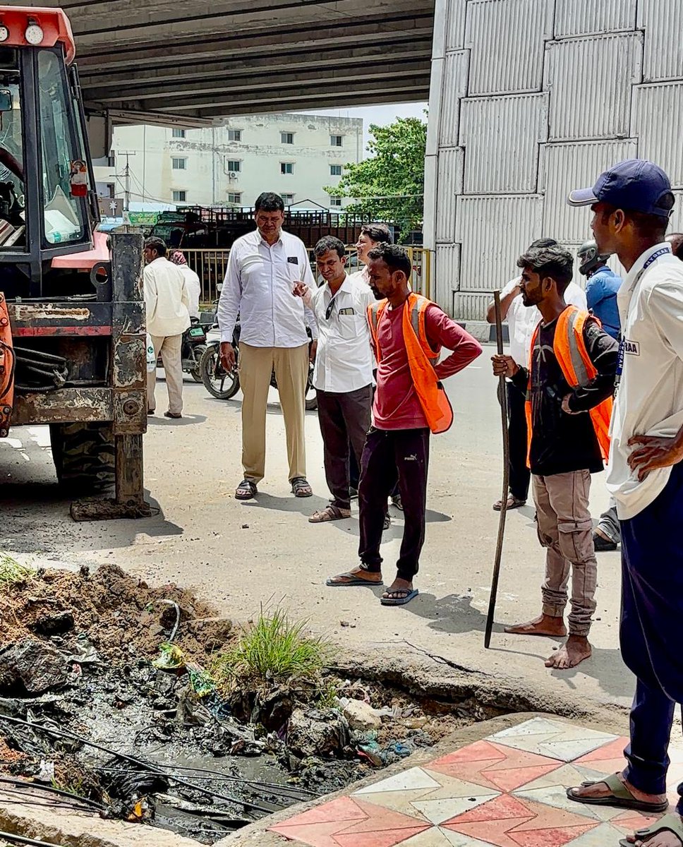 CongressAyaz's tweet photo. @ZC_SLP Request to visit Chandannagar Main Road besides Royal Bakery asir?
Nala problem, Rain water getting jammed due to internet cables,garbage disposal etc due to which the water enters nearby shops. https://t.co/iAKJM1C07M