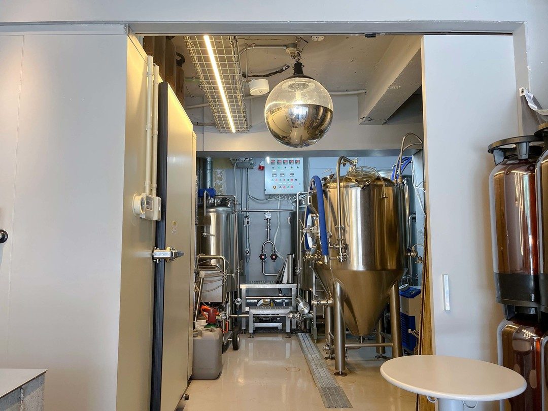 beergirl_net's tweet photo. 東京・蔵前駅から徒歩1分のブリューパブ「PHERMENT BREWING」へ🍺
https://t.co/2xhW468v4R

定番ビールはもちろん、「黒子的な立場でありたい」という想いから様々なクリエイターとコラボし、他業種のカルチャーをサポート。どんな場所でどんなビールを醸造しているのか。その魅力を深堀りしました🍺 https://t.co/JI1b1skdsP