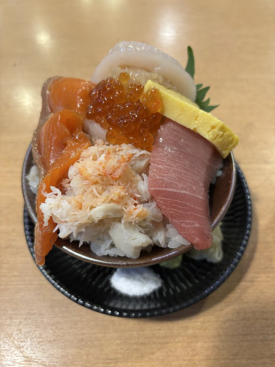 ahrisyou's tweet photo. 昨日の裏サカナス商店
仕事が18時半に終わって行くか悩んだけど12人待ち1時間程で入れたし並んで良かった！
お椀、天ぷら、海鮮丼どれも美味かった
7月も予約取っててまた行ける幸せ https://t.co/d7jdQq7sud