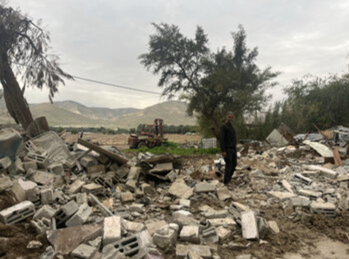 UNRWAes's tweet photo. 🔴 Las demoliciones israelíes y los ataques de colonos en #Cisjordania no solo destruyen viviendas e infraestructuras. Empujan a familias a abandonar sus hogares.
La población refugiada de Palestina tiene que ser protegida e Israel tiene que rendir cuentas por sus violaciones. https://t.co/Ebea85iu7x